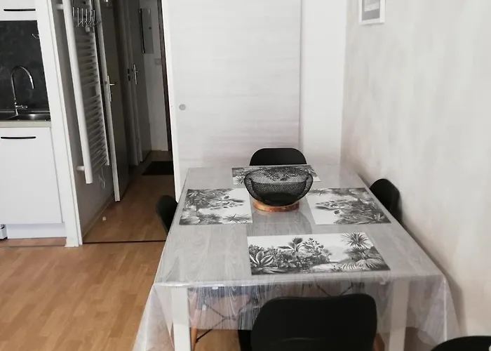 Avec Balcon Au Centre De Saint-lary