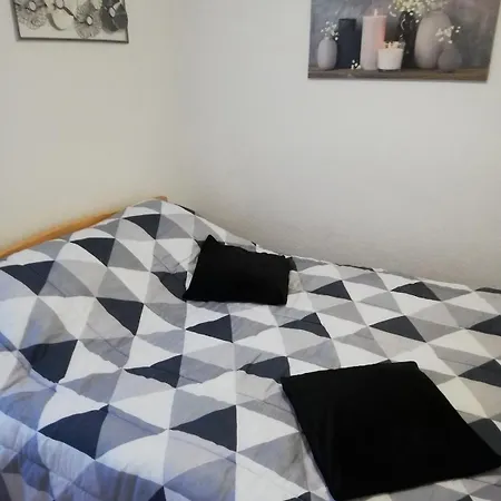 Avec Balcon Au Centre De Saint-lary Apartament